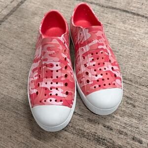 Native Jefferson Shoes in Pink Camo J1